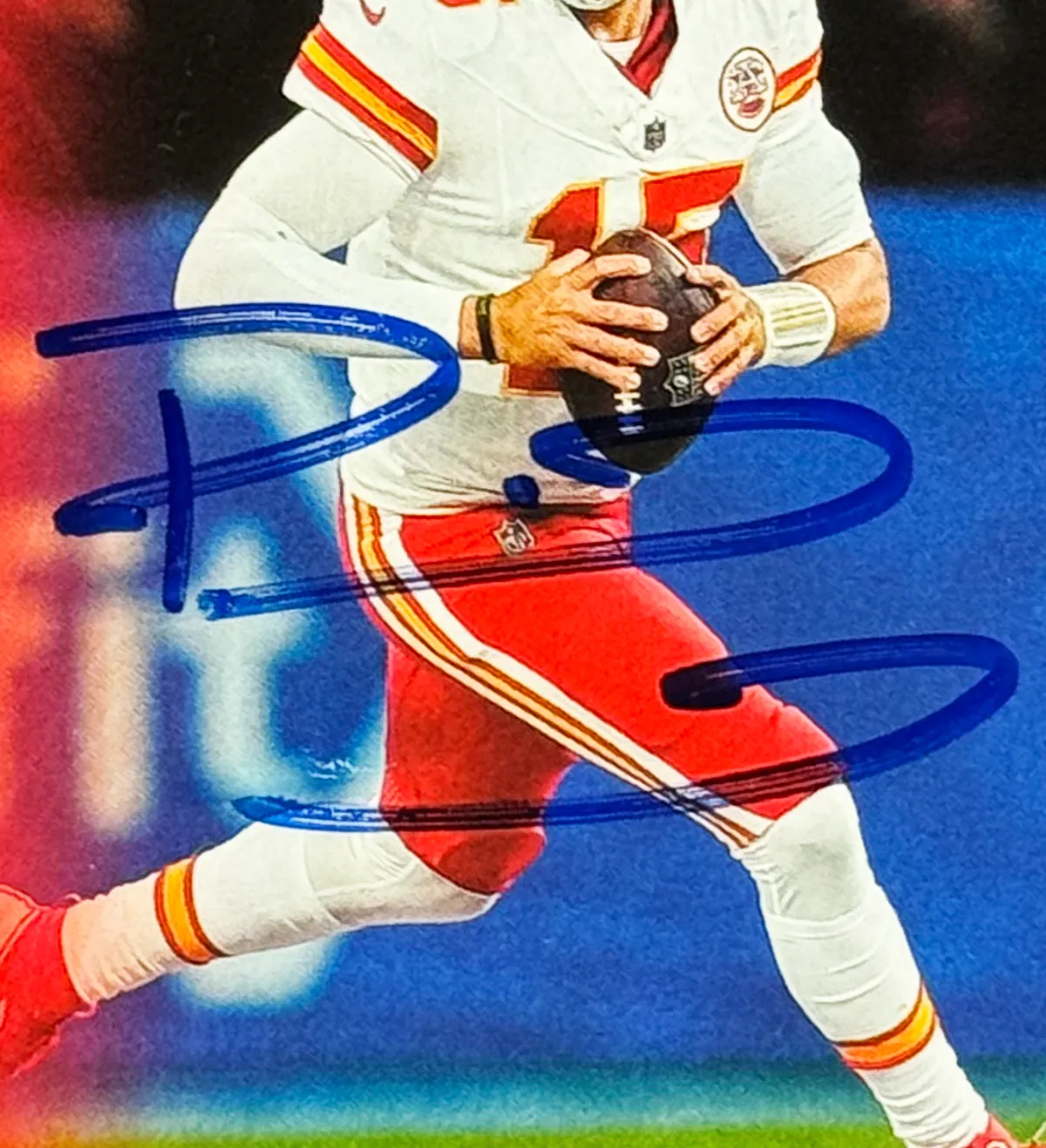 Cuadro 16x11 – Tarjeta Oficial Panini – Kansas City Chiefs – Patrick Mahomes II #15 – Firmado por el Ídolo – 3× Campeón del Super Bowl — imagem 2 de 2