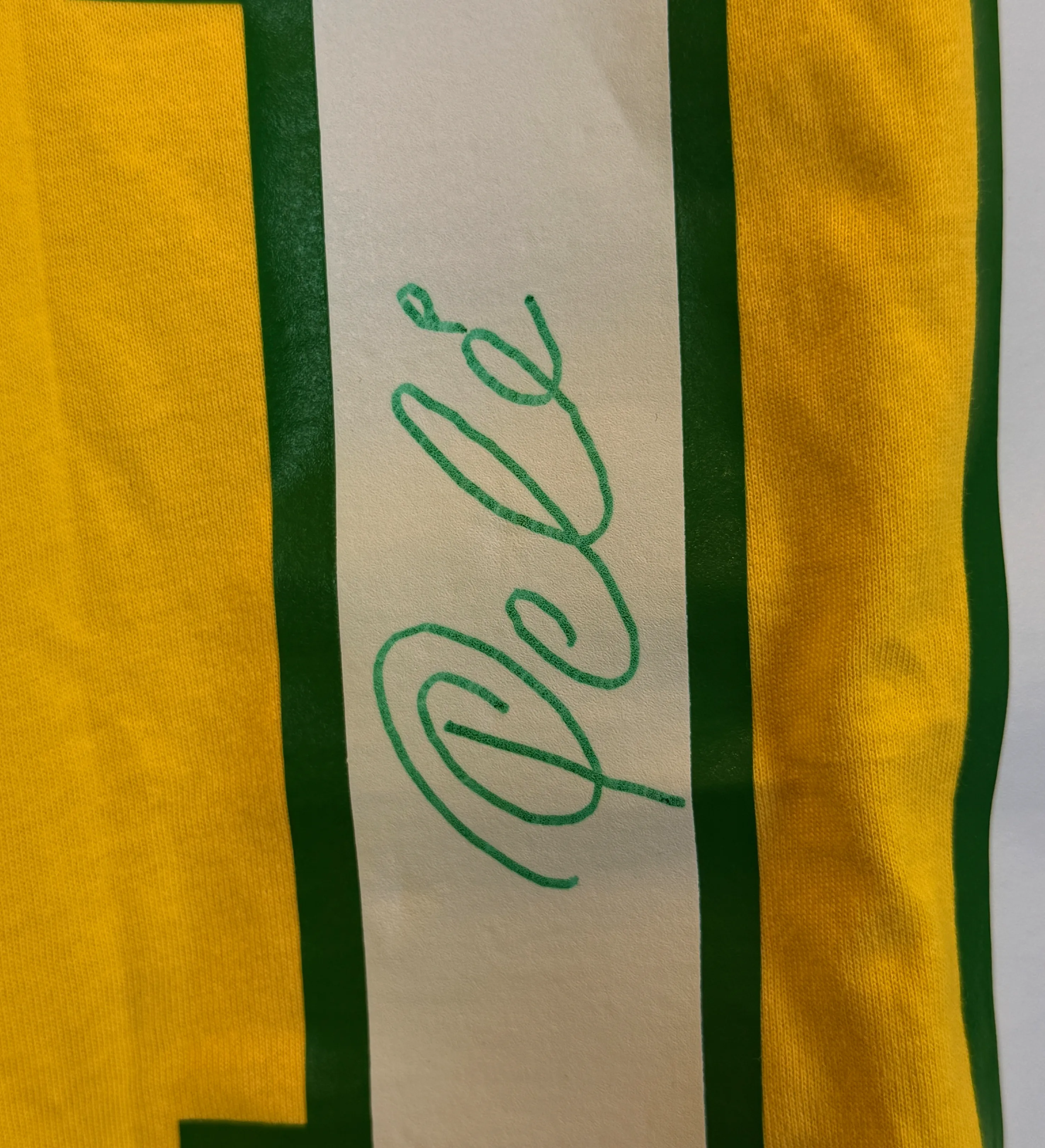 1970 Brazil national team retro yellow jersey - signed by Pelé — imagem 3 de 4