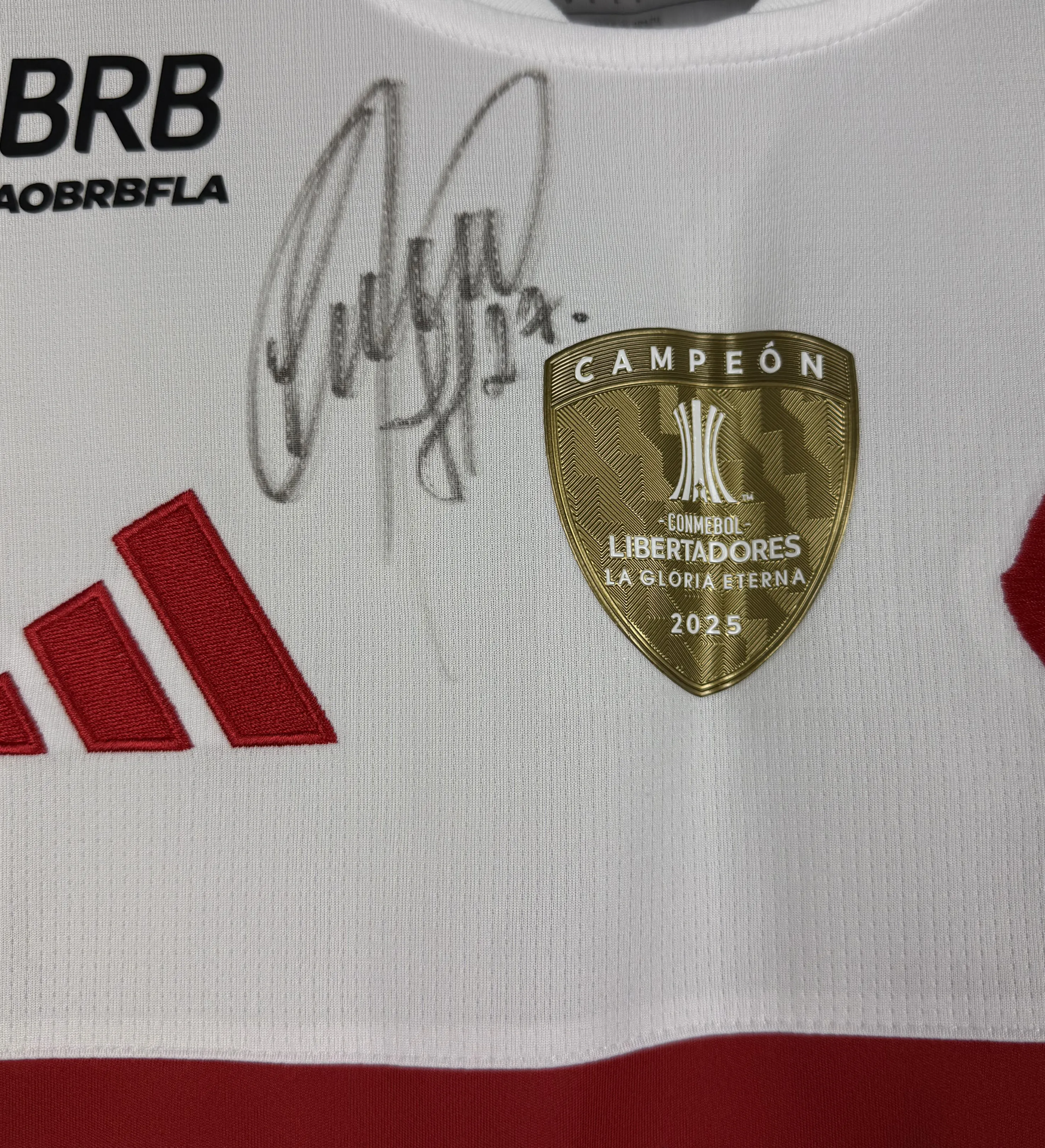 Camiseta del Clube de Regatas do Flamengo – Bruno Henrique #27 – Manga Larga – Copa Libertadores da América 2026 – Estudiantes 1 x 1 Flamengo – Firmada por Todo el Plantel — imagem 3 de 3