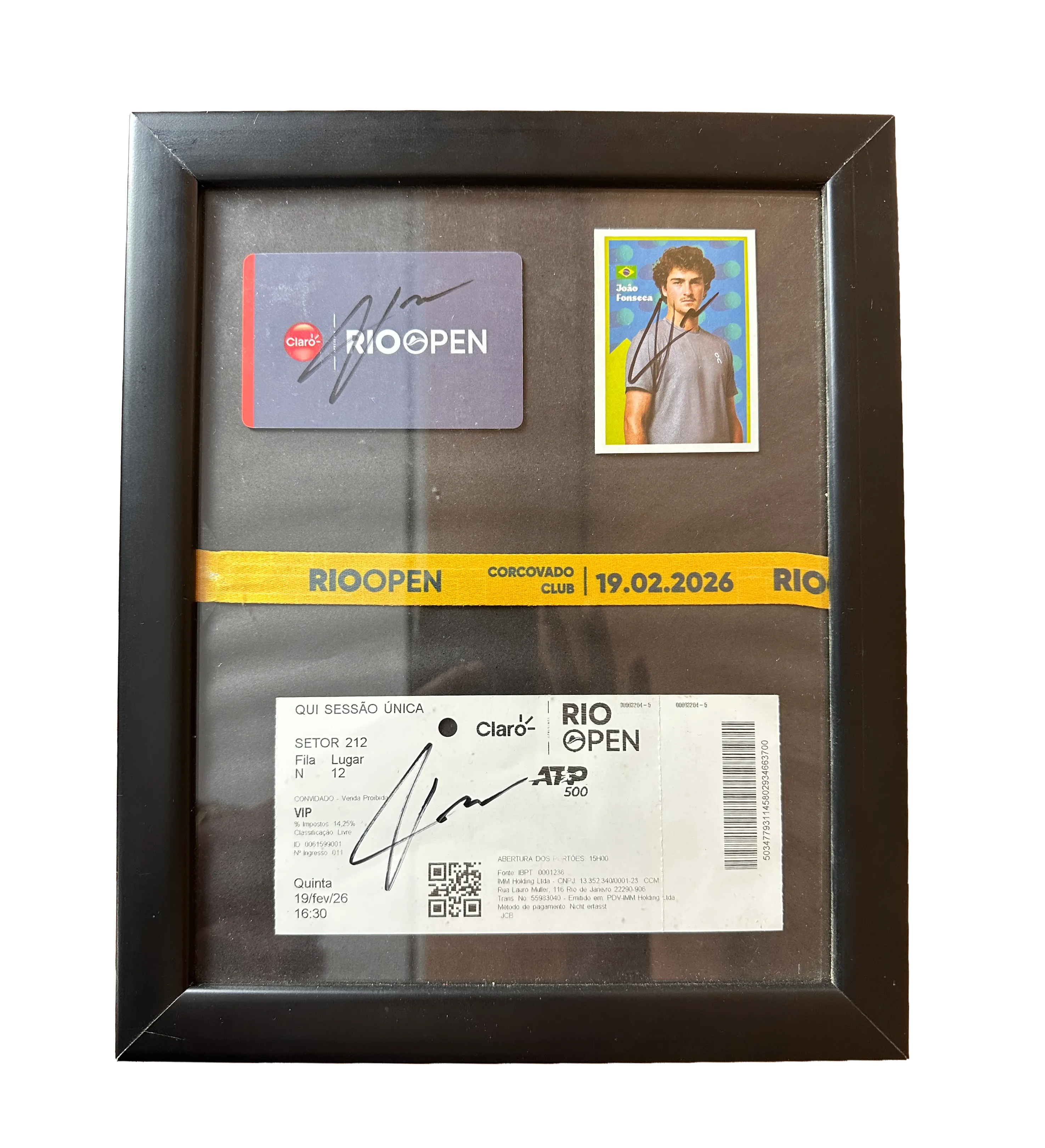 Cuadro con Entrada Original – Rio Open 2026 – ATP 500 – Sector VIP (Sin Usar) – Firmado por João Fonseca (Campeón de Dobles) + Estampita Oficial #16 Firmada + Tarjeta del Evento Firmada + Pulsera VIP — imagem 1 de 2