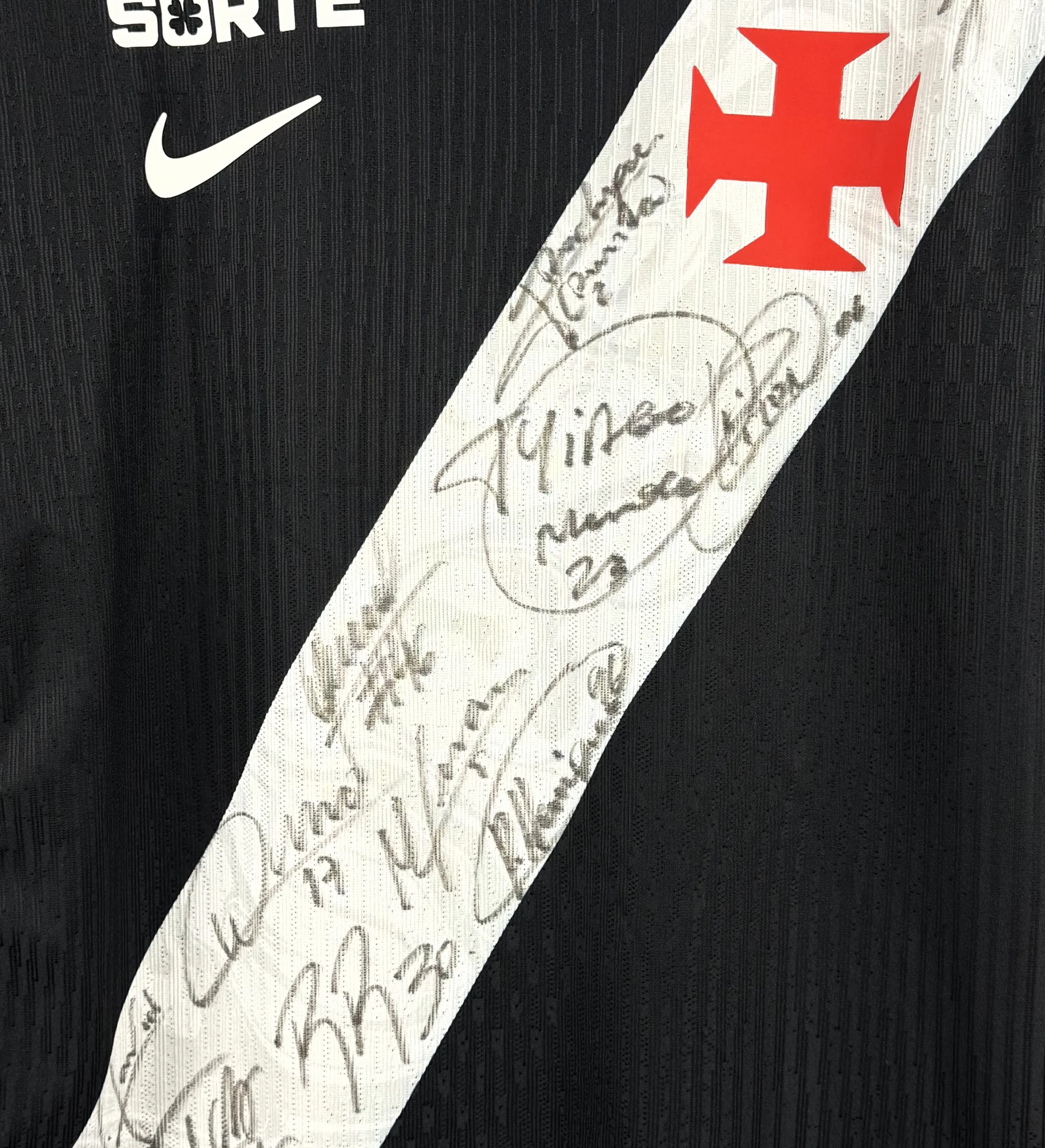 Camisa Vasco - Thiago Mendes 23 - Campeonato Brasileiro 2026 - Vasco 3 x 2 Fluminense - Autografada por todo elenco — imagem 3 de 3