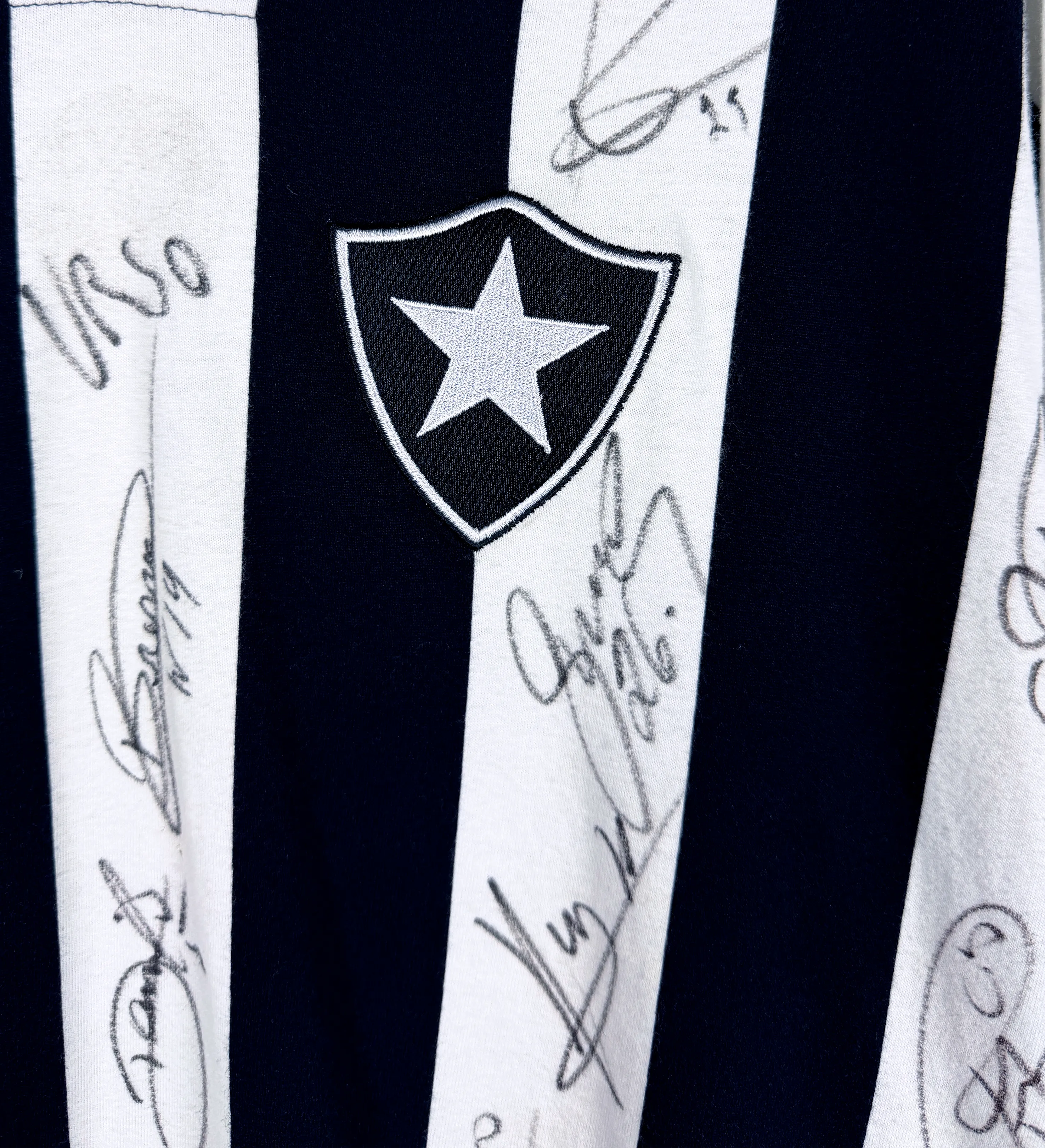 Camisa Botafogo – Edição Especial 1962 – Autografada pelo Elenco de 2024 — imagem 6 de 6