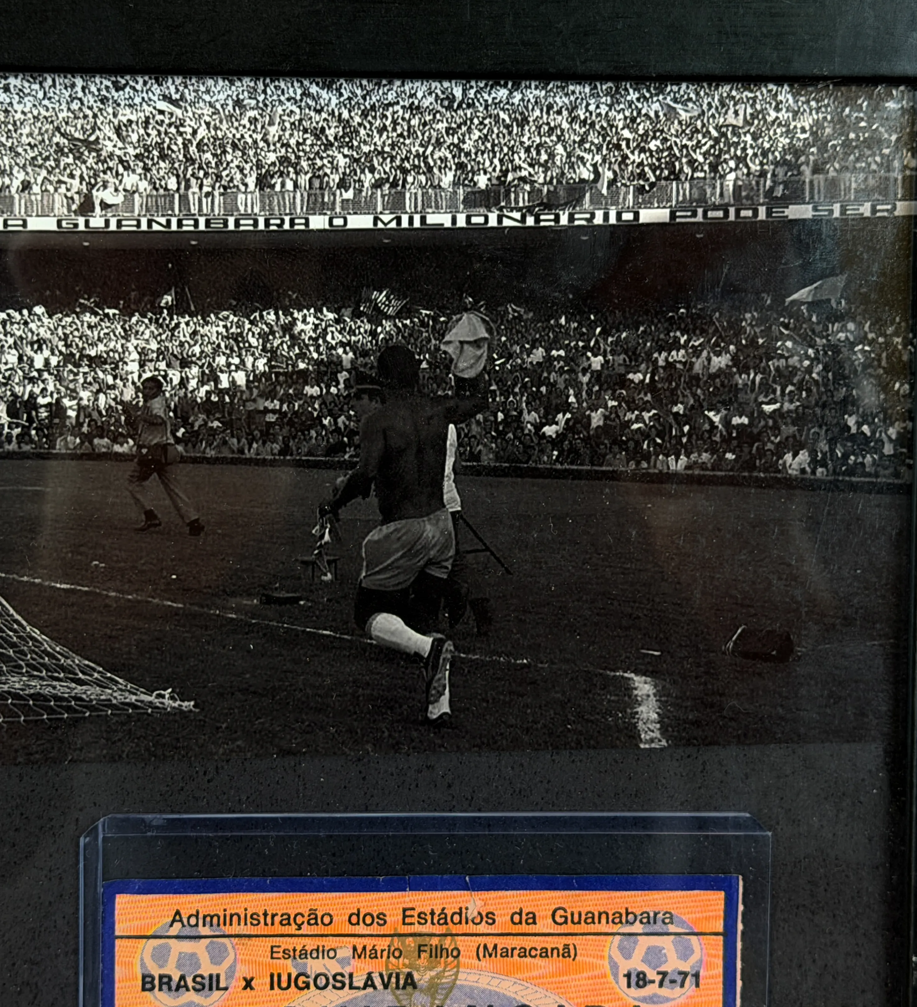 Quadro Ingresso Original da Despedida de Pelé da Seleção Brasileira 1971 Autografado pelo Rei — imagem 3 de 4