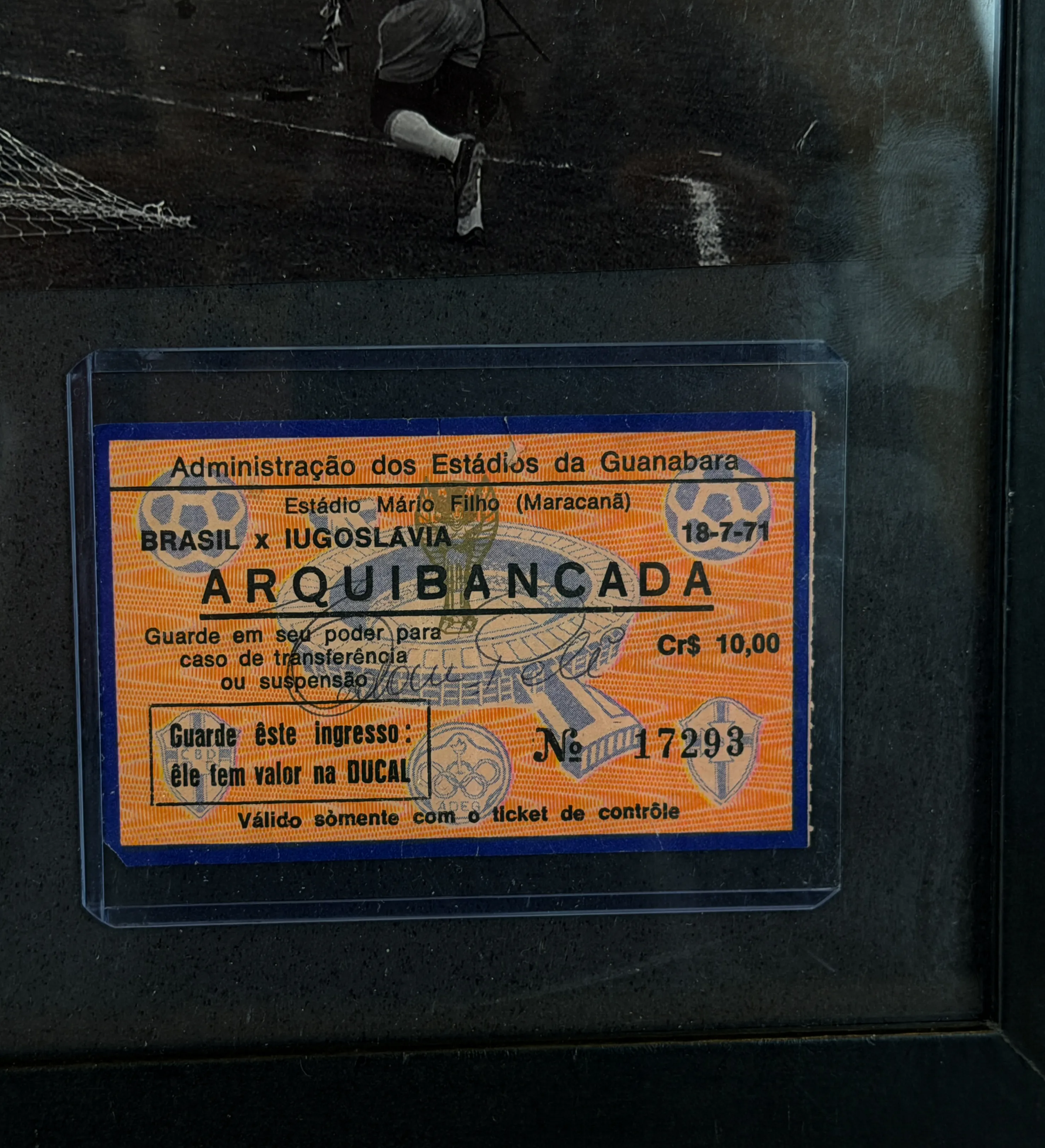 Quadro Ingresso Original da Despedida de Pelé da Seleção Brasileira 1971 Autografado pelo Rei — imagem 4 de 4