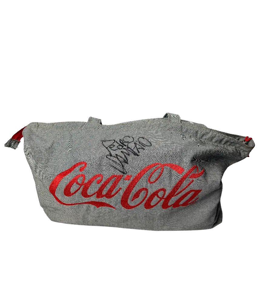 announcements/d16c09fb-ed81-4bfc-84d9-2d2e63773c0b/1790364814947-kit-mala-pedro-sampaio-coca-cola-autografada-11.webp