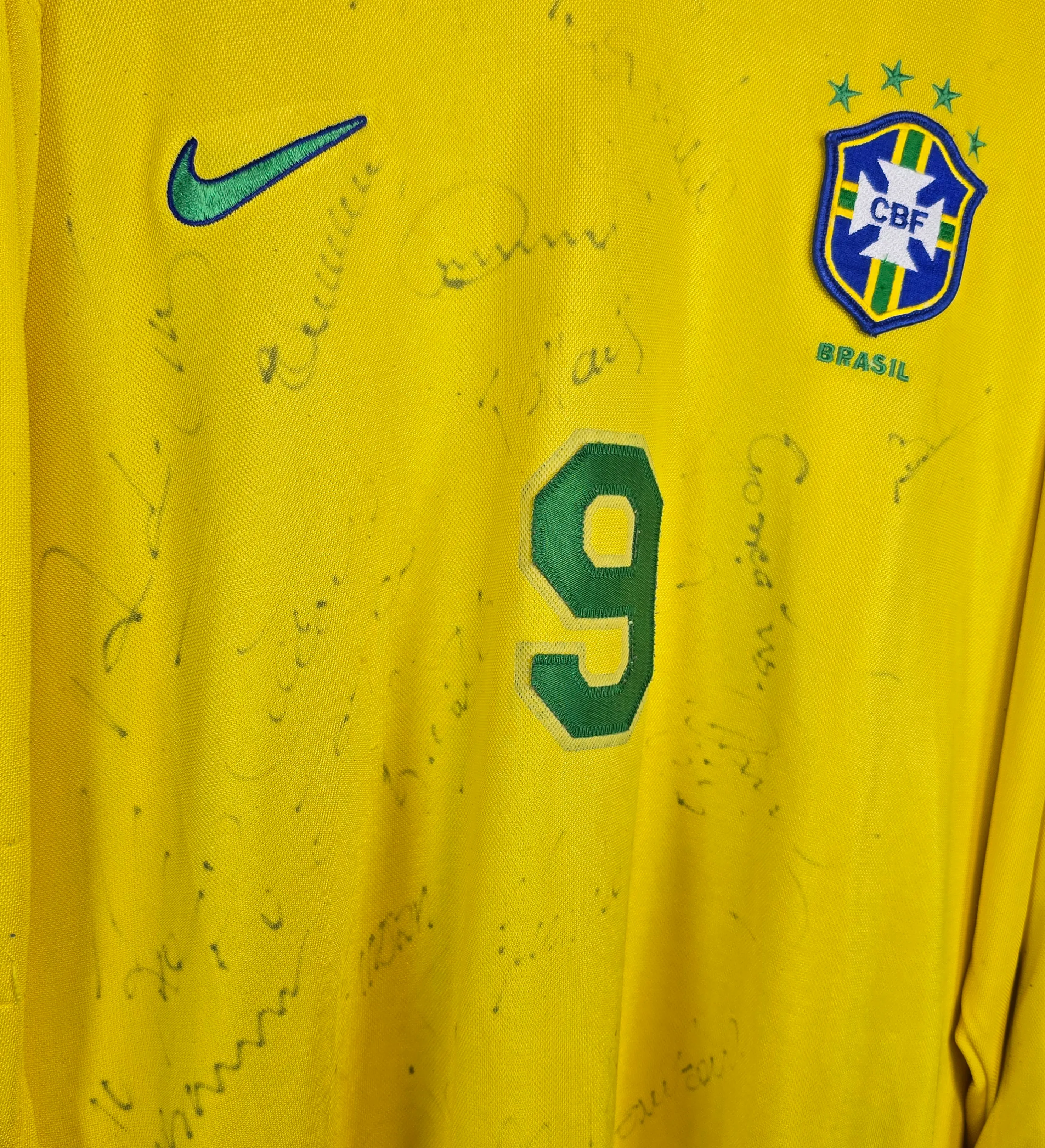 1997/1998 Brazil National Team Long Sleeve Jersey - Ronaldo #9 - Hand-Signed by Ronaldo, Rivaldo, Bebeto, Taffarel, Edmundo, and Other Legends of the Era — imagem 3 de 3