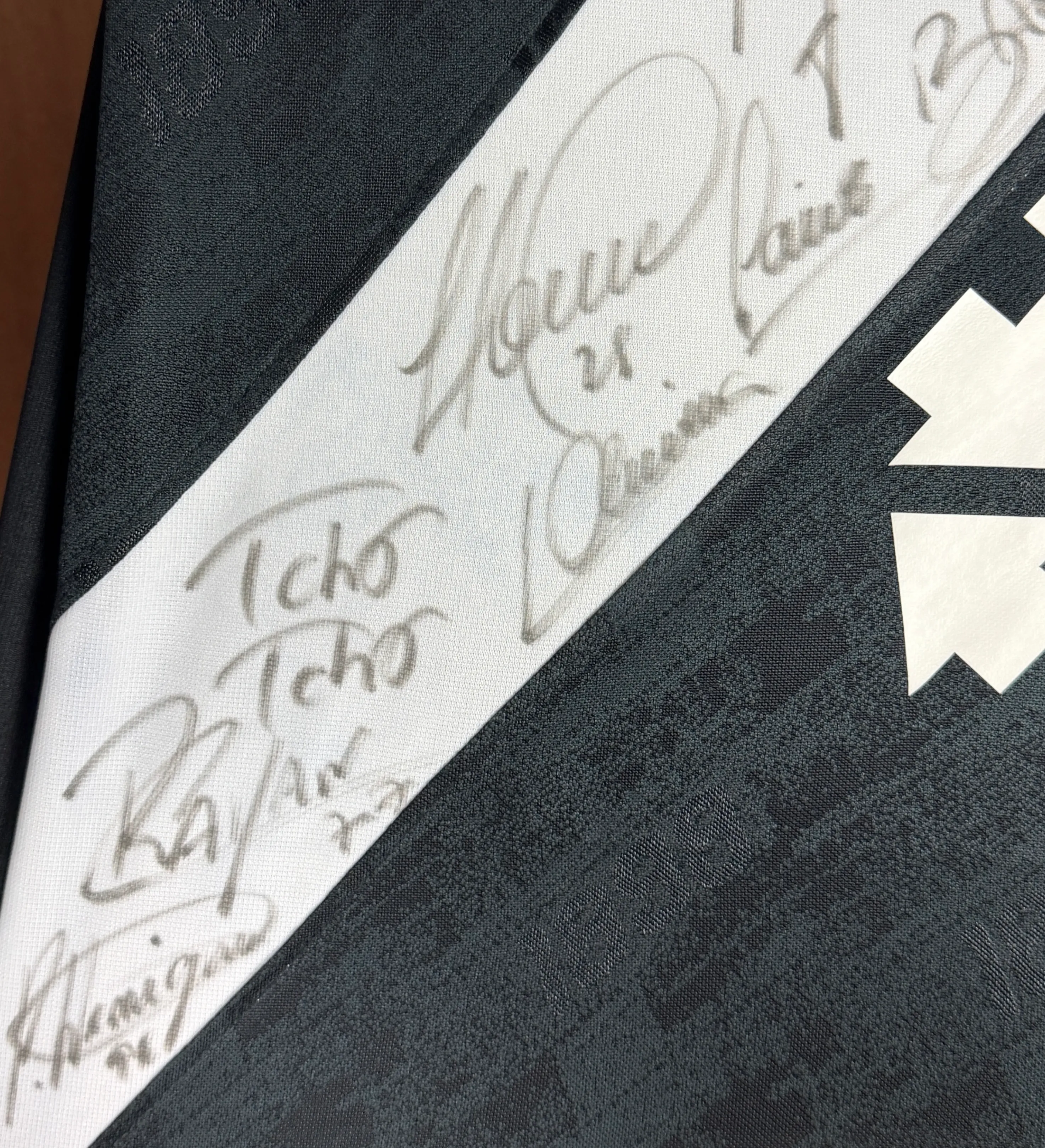 Camiseta Vasco – Cuesta #46 – Final de la Copa de Brasil 2025 – Corinthians 0 x 0 Vasco – Primer Partido de la Final – Firmada por Todo el Plantel — imagem 4 de 6