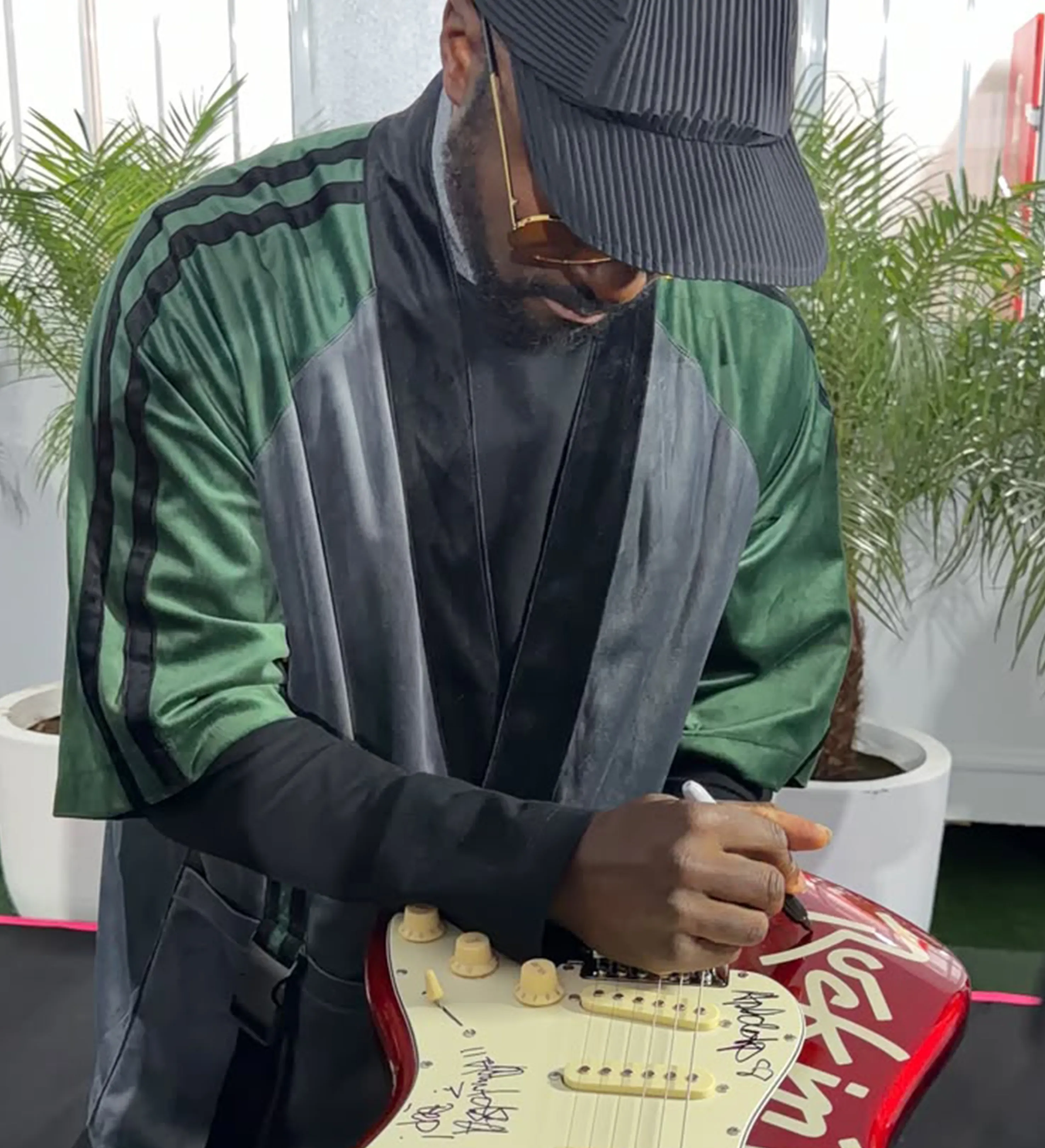 Guitarra autografada por Black Eyed Peas — imagem 1 de 3