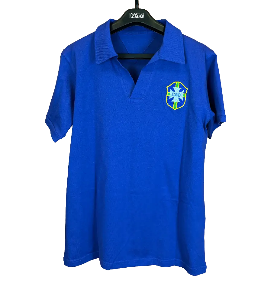 announcements/e0c2613a-28e2-4afa-99ca-ea9d01c024b2/1790960490472-camisa-brasil-retro-azul-replica-pele-autografado-frente.webp