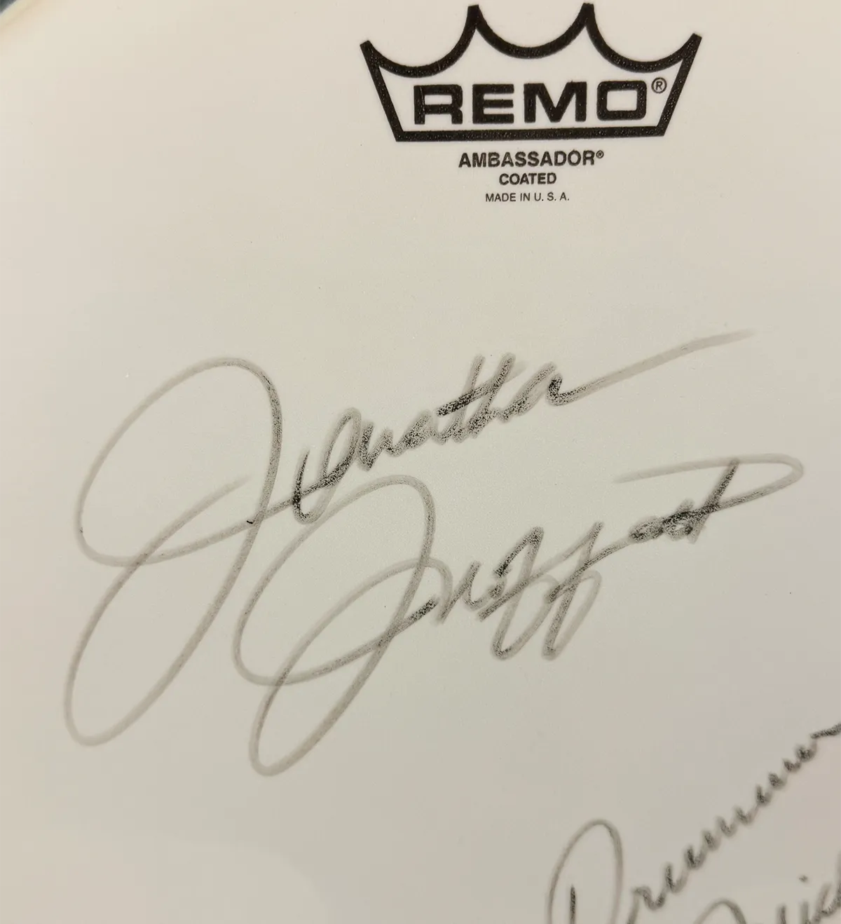 Pele de Bateria - Importada - Caixa 14" - Remo Ambassador Coated - Autografada pelo Jonathan " Sugarfoot " Moffett - Baterista do Michael Jackson — imagem 3 de 4