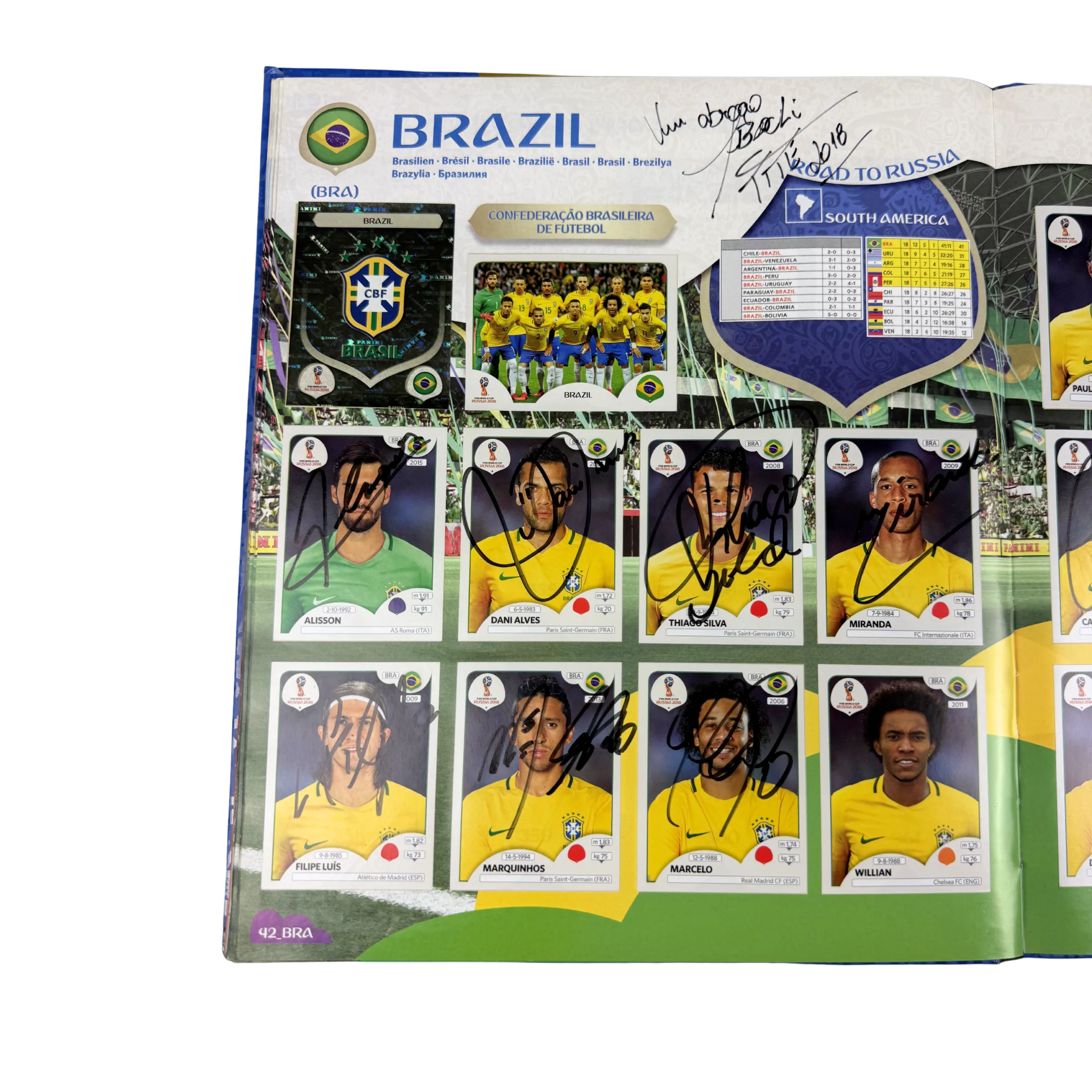 Official 2018 FIFA World Cup Album - Hardcover Edition - Complete / Stuck-In - Autographed by the Entire Brazilian National Team - Including Neymar, Coutinho, Thiago Silva, Alisson, Marcelo, Marquinhos and Others — imagem 3 de 5