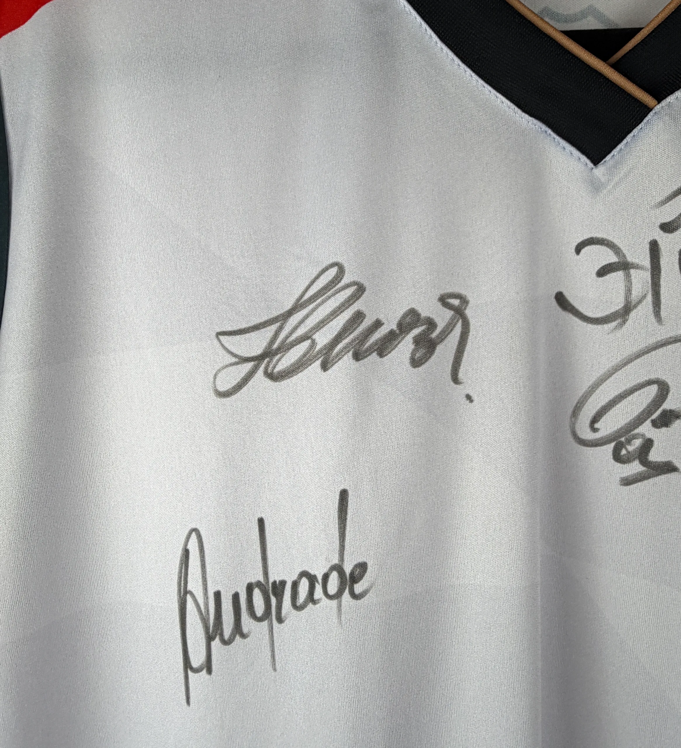 Camiseta del Museo del Flamengo 1895 Autografiada por Zico, Nunes, Mozer y Andrade - Certificada por el Museo — imagem 3 de 7