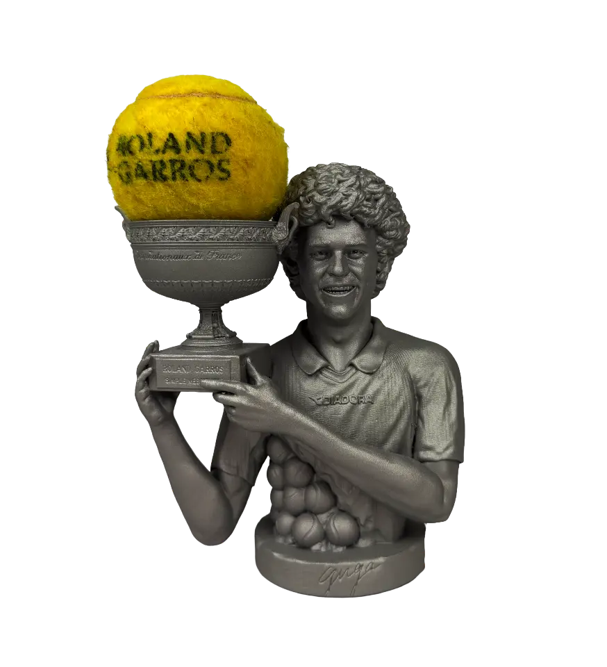 announcements/f143bd30-bcec-4cfd-aa44-6880d0fc2846/1790805328052-estatua-gustavo-kuerten-campeao-roland-garros-bola-de-tenis-wilson-autografada-pelo-idolo-1.webp