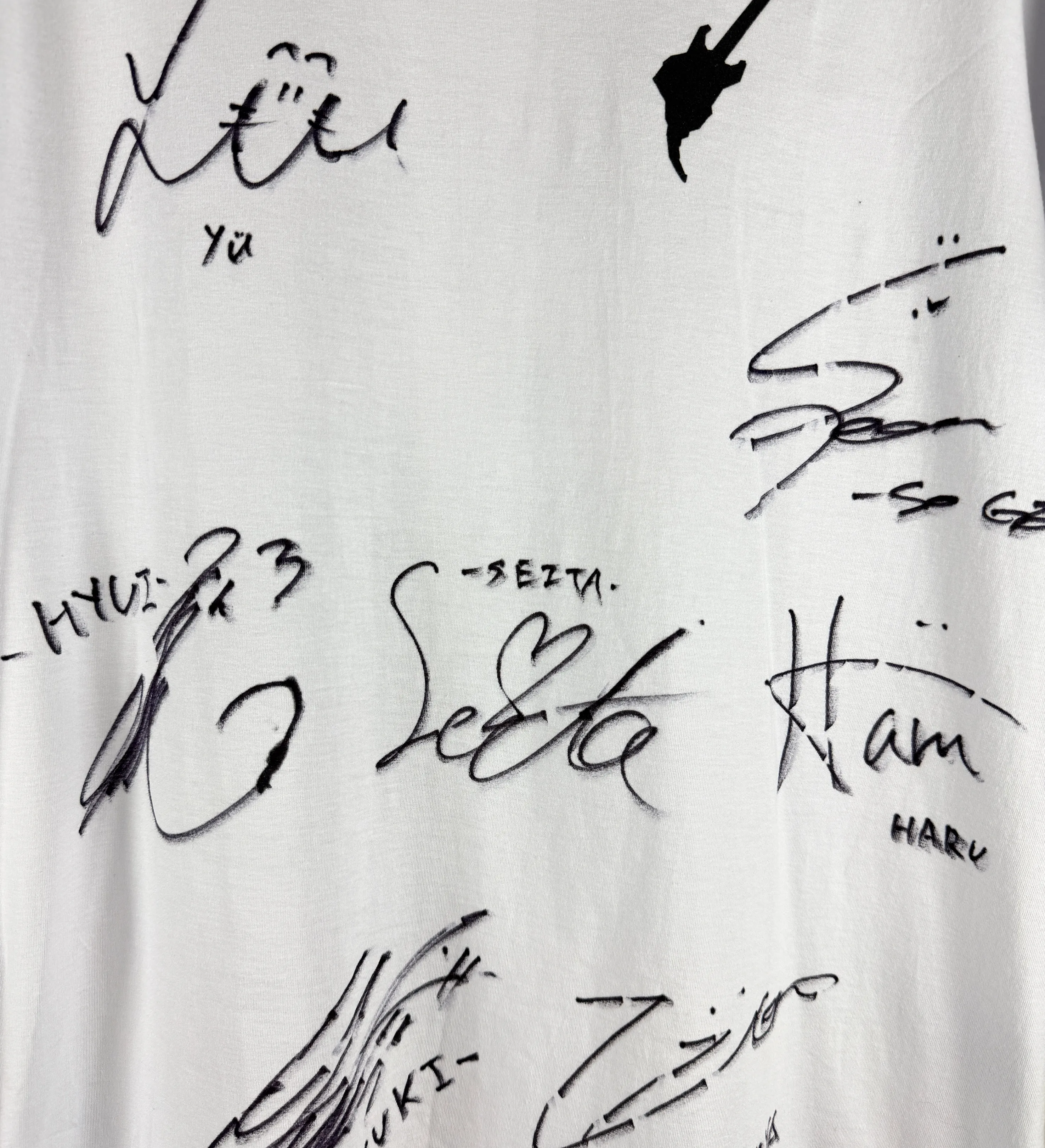 Camisa Autografada Por NEXZ Rock In Rio 2026 — imagem 3 de 3