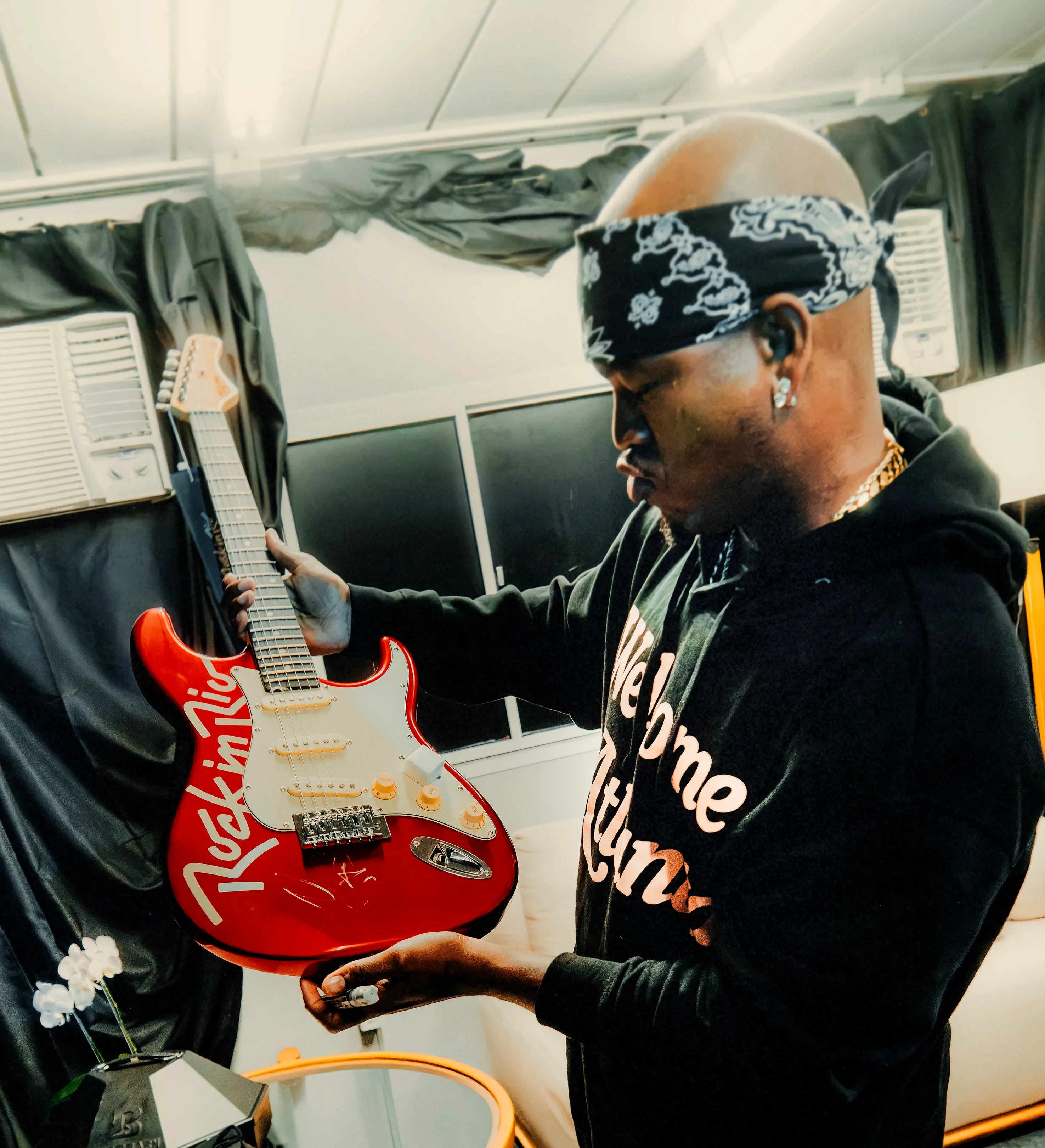 Guitarra Autografiada por Ne-Yo Rock In Rio 2026 — imagem 3 de 4