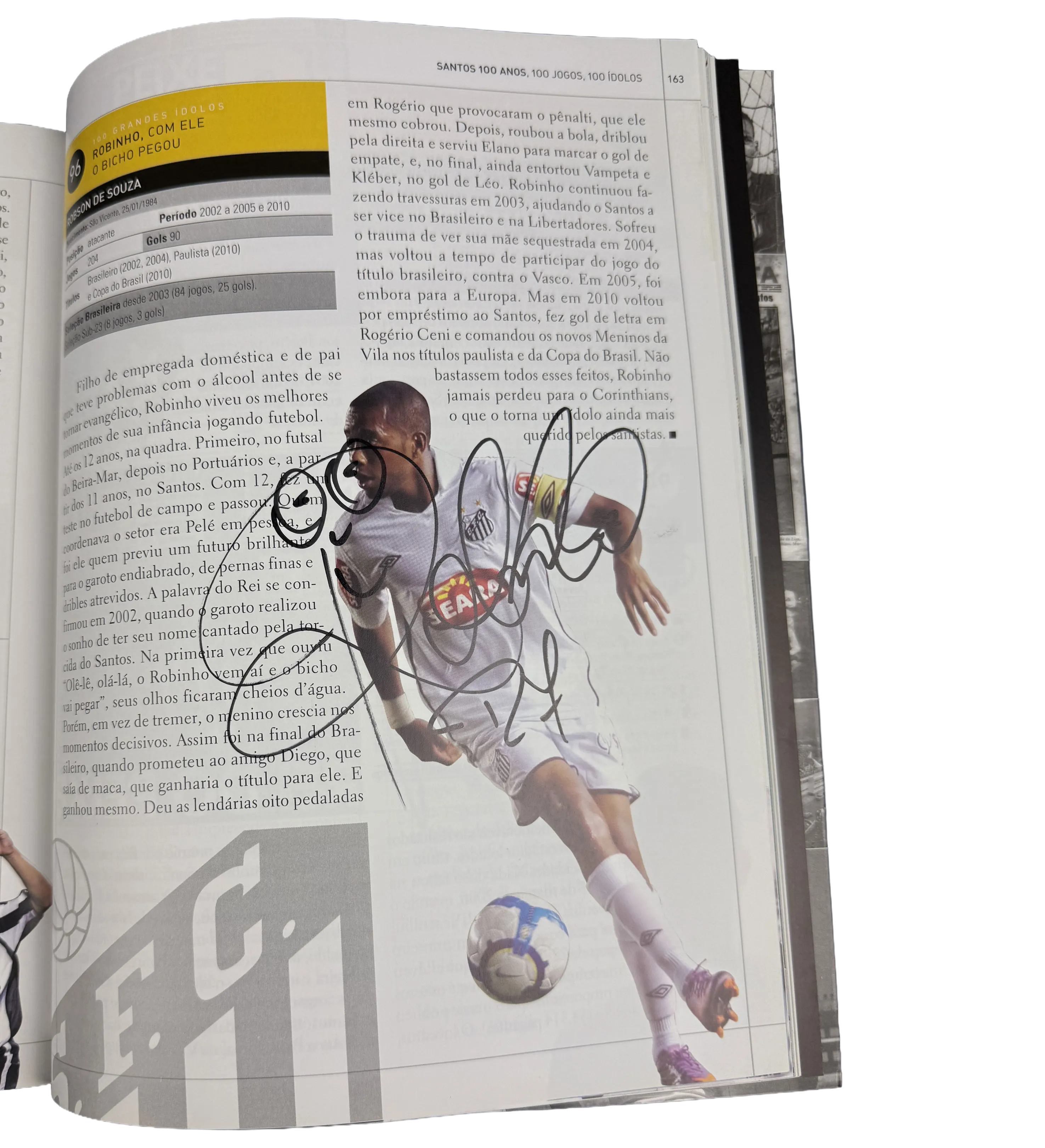 Livro Santos 100 Anos / 100 Jogos / 100 Idolos - 2012 - Autografado pelo Rei Pele / Pepe / Mengalvio / Lima / Clodoaldo / Serginho / C. Sampaio / Paulinho / Giovanni / Zetti / Fabio Costa / Leo Ganso / Elano / Robinho / Diego e o Craque Neymar — imagem 3 de 7
