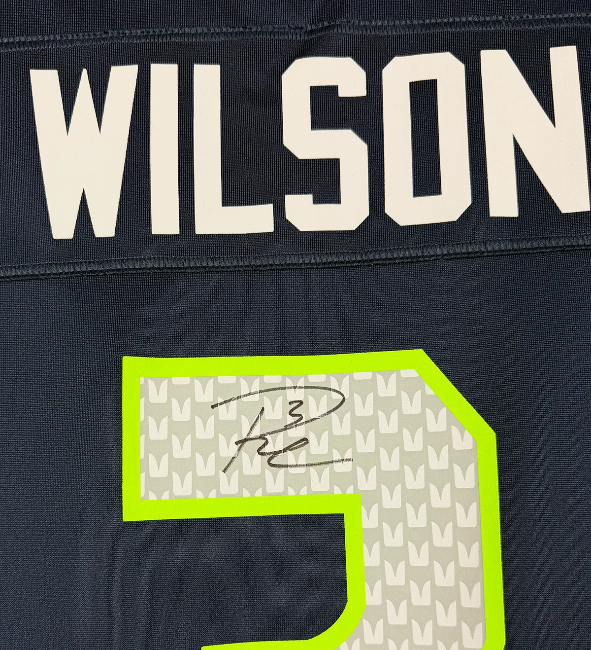 Camiseta Oficial Seattle Seahawks – Russell Wilson #3 – Temporada NFL 2014 – Nike / On Field – Firmada por el Ídolo + Figura Importada Russell Wilson / Seahawks – Gold Premium Vinyl Figure — imagem 4 de 9