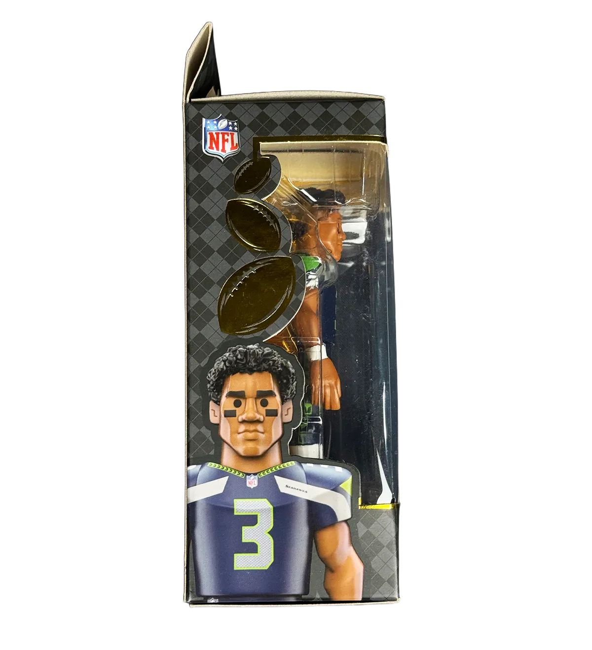 Camiseta Oficial Seattle Seahawks – Russell Wilson #3 – Temporada NFL 2014 – Nike / On Field – Firmada por el Ídolo + Figura Importada Russell Wilson / Seahawks – Gold Premium Vinyl Figure — imagem 8 de 9