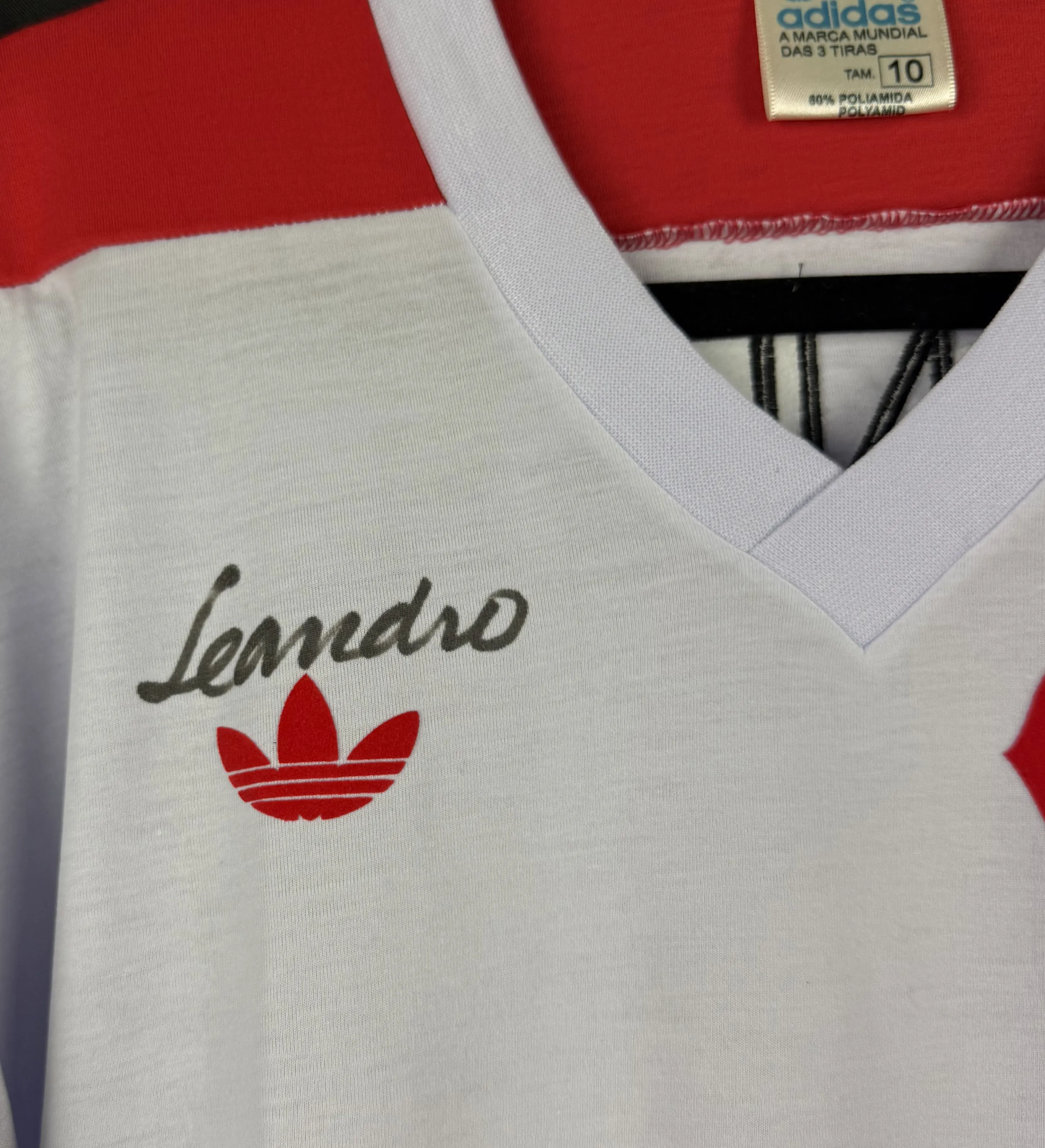 Camisa Flamengo Leandro Réplica Mundial de Clubes 1981 Flamengo 3 x 0 Liverpool Autografada pelo Ídolo Zico — imagem 3 de 3