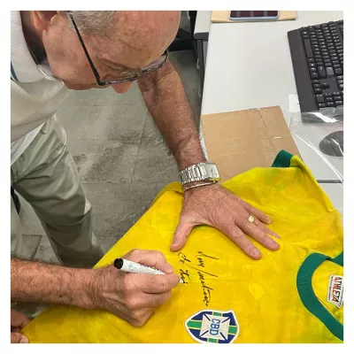 Mini Trofeo Oficial FIFA – Jules Rimet – Homenaje al Tricampeonato Mundial de 1970 + Camiseta Brasil – Gérson “Canhotinha” #8 – Réplica – Firmada por la Leyenda (Incluye Foto de Autenticidad del Autógrafo) — imagem 7 de 7
